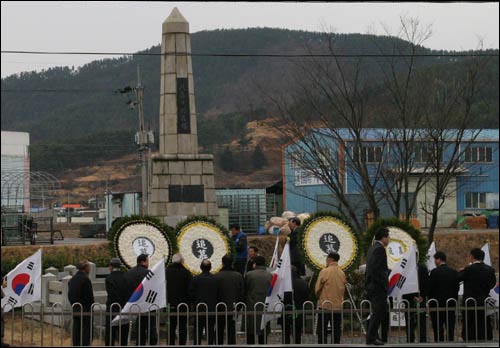 추모제가 열리고 있는 8의사 창의탑 전경. 